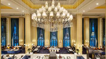 3 restaurants; lunch and dinner served