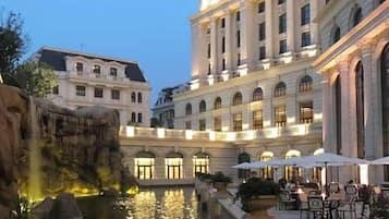 Luxury Room, 1 King Bed | Outdoor banquet area