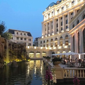 Luxury Room, 1 King Bed | Outdoor banquet area - Sofitel Shanghai Hongqiao (Shanghai)