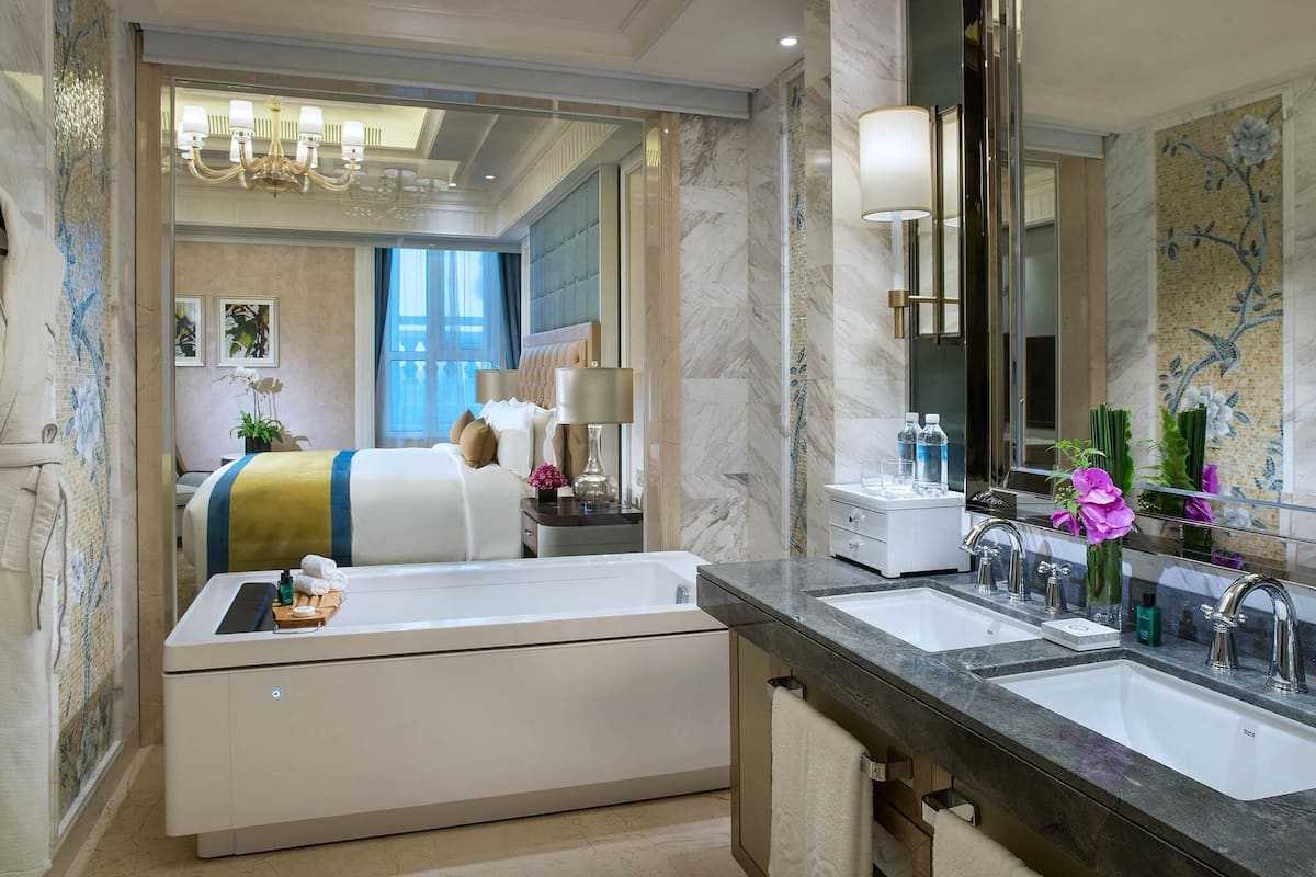 Club Suite, 1 King Bed, Club Lounge Access (Prestige) | 1 bedroom, premium bedding, down comforters, Select Comfort beds