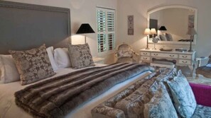 Executive :The Rose Suite  - Fernwood Manor (Cape Town)