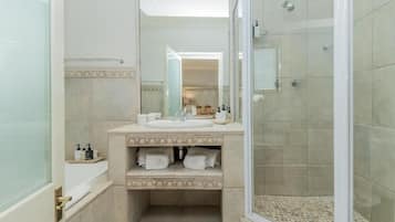 Deluxe-Zimmer, 1 Schlafzimmer | Badezimmer | Komfortbadewanne, kostenlose Toilettenartikel, Haartrockner, Bademäntel