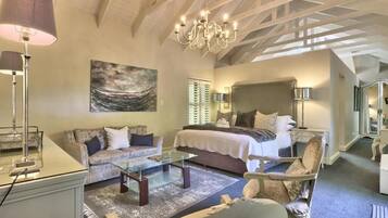 Executive :The Rose Suite | 1 bedroom, minibar, in-room safe, individually decorated