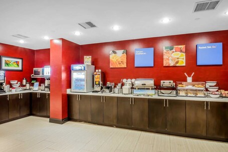 Comfort Inn Suites near Stadium - Image 14