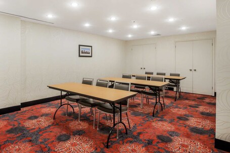 Comfort Inn Suites near Stadium - Image 39