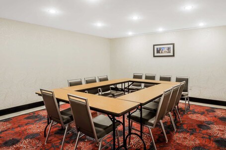 Comfort Inn Suites near Stadium - Image 38