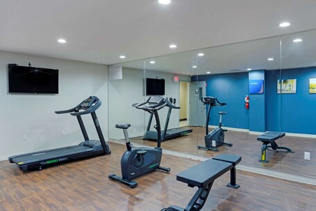 Comfort Inn Suites near Stadium - Image 17