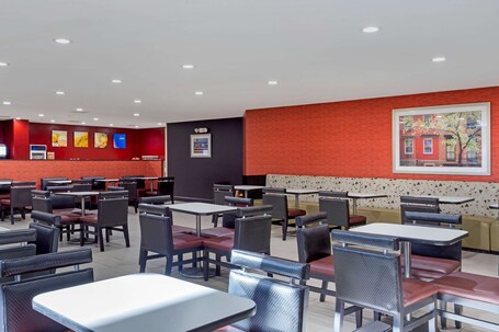 Comfort Inn Suites near Stadium - Image 31