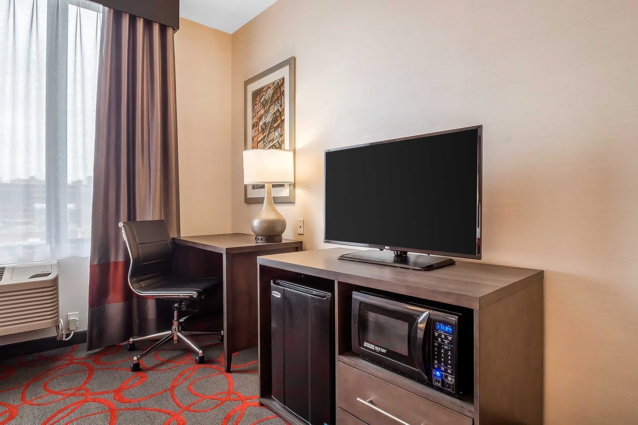 standard room, 1 king bed, non smoking | egyptian cotton sheets, premium bedding, desk, laptop workspace