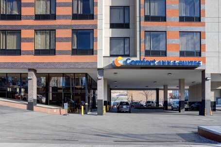 Comfort Inn Suites near Stadium - Image 43