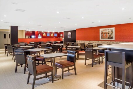 Comfort Inn Suites near Stadium - Image 55