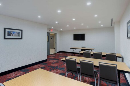 Comfort Inn Suites near Stadium - Image 37