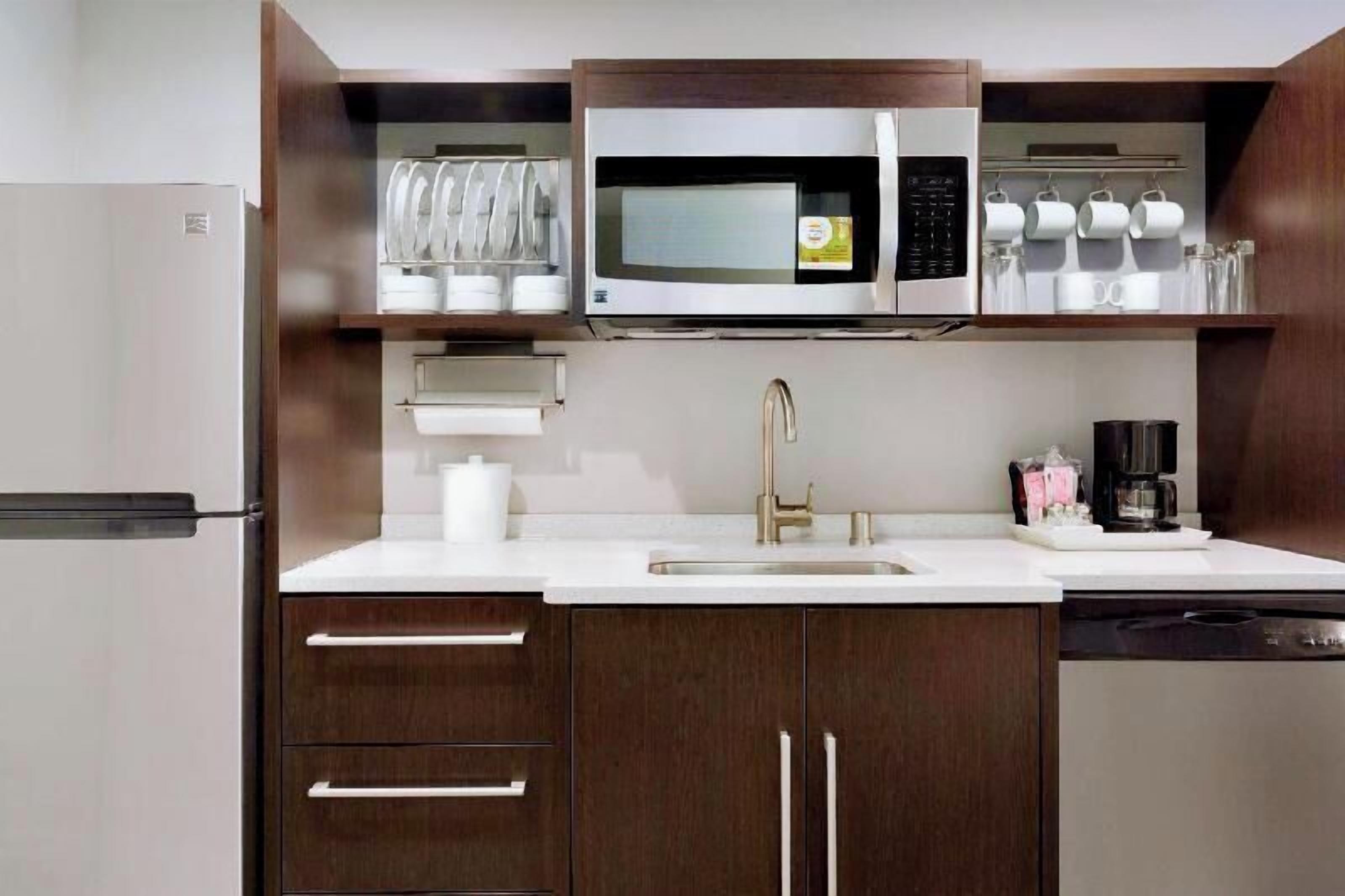Private kitchen | Full-size fridge, microwave, dishwasher, coffee/tea maker