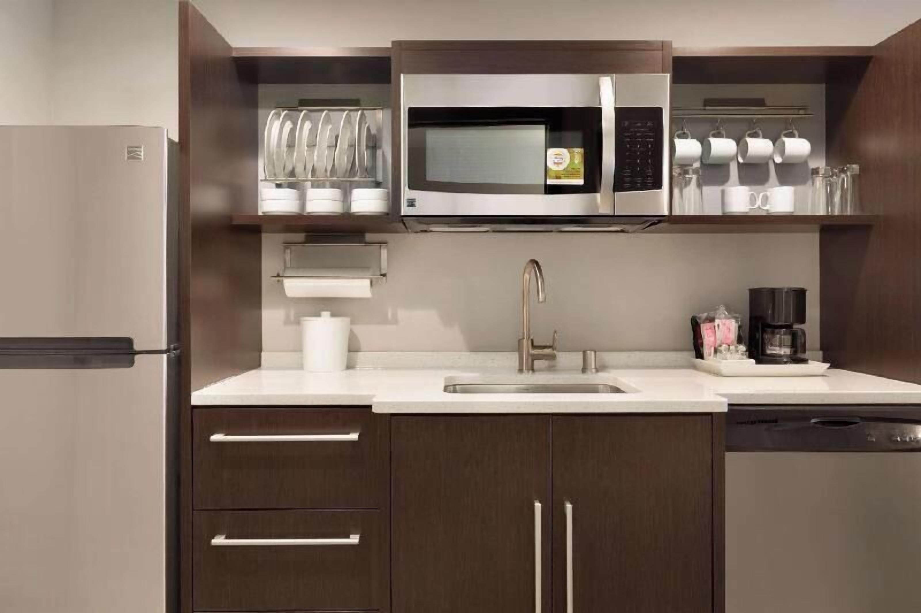 Full-size fridge, microwave, dishwasher, coffee/tea maker