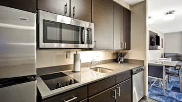 Refrigerador con freezer, microondas, placa de cocina, lavavajillas