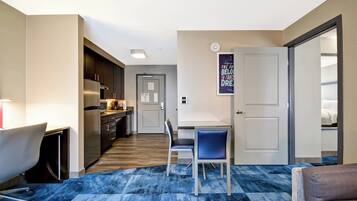 Suite, 1 chambre | Salle de séjour | Téléviseur connecté de 32 po avec chaînes spécialisées, téléviseur