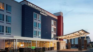 Un hotel moderno con un cartel llamativo que dice "SPRINGHILL SUITES MARRIOTT".