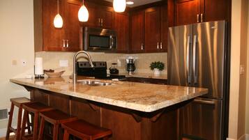 Apartment, 1 Bedroom | Private kitchen | Fridge, microwave, oven, stovetop