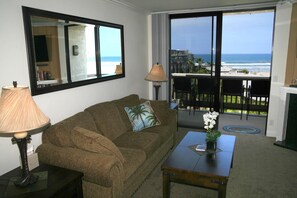 Appartement, 1 chambre, vue mer | Salle de séjour | Télévision, cheminée