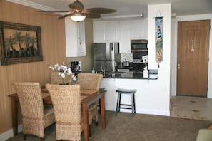 تناول الطعام داخل الغرفة