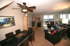 Apartment, 2 Bedrooms, Sea Facing | In-room dining