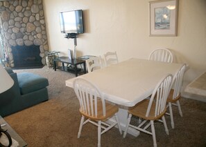 Apartamento, 2 habitaciones, mirando al mar | Servicio de comidas en la habitación