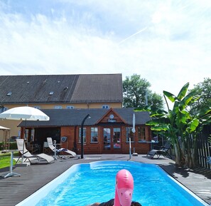 Outdoor pool, pool loungers - Ela's Appartementhaus (Wertheim)