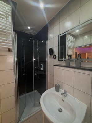 Apartment, Ensuite (Doppelzimmer) | Bathroom - Ela's Appartementhaus (Wertheim)