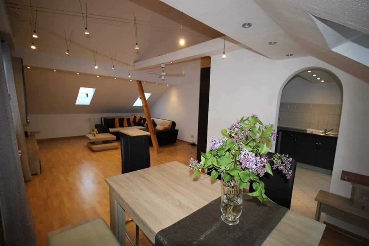 Ein modernes Interieur mit Essbereich, einer Couch und einer Küche.