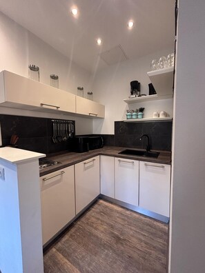 Condo, Private Bathroom, Garden View (Wohnung) | Private kitchen
