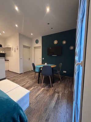 Condo, Private Bathroom, Garden View (Wohnung) | Dining