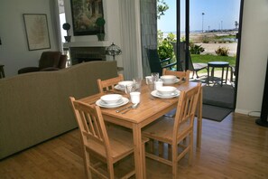 Apartment, 1 Bedroom, Sea Facing | In-room dining