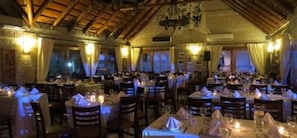 S'hi serveixen esmorzars, dinars, sopars i plats de cuina internacional