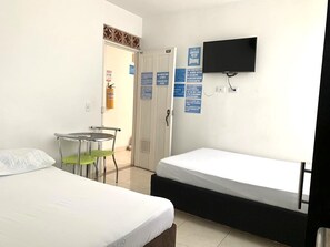 ファミリー ツインルーム 簡易キッチン | 客室ごとに異なるインテリア、デスク、ノートパソコン用作業スペース、アイロン / アイロン台