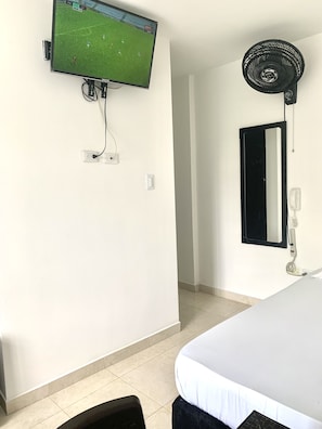 Basic Double Room, Kitchenette | Individually furnished, desk, laptop workspace, iron/ironing board - Casa Santiago Mayor (Cali)