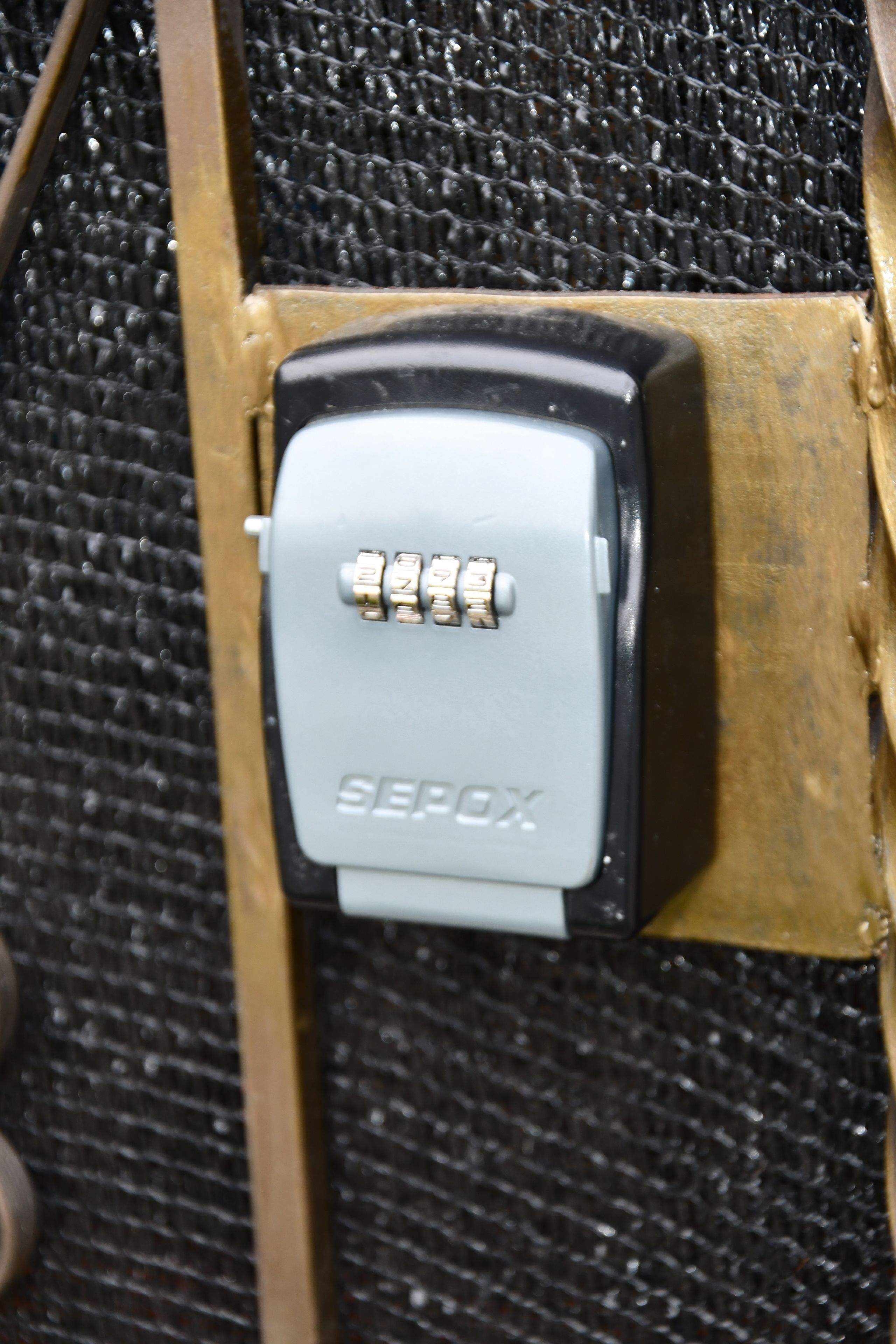 A security keypad with the brand name "SERPOX" on a textured surface.