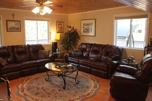 Living room - 8 Acre Wood (Lake of Bays)