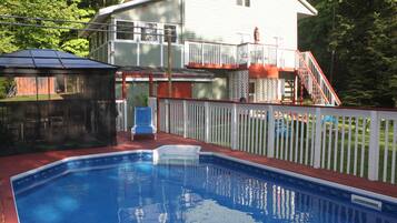 Alberca al aire libre y camas balinesas gratuitas