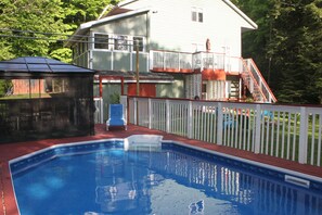 Una piscina al aire libre, cabañas de piscina gratuitas, sombrillas