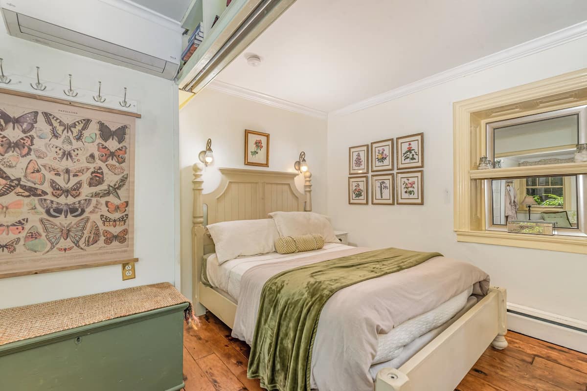 Room, Private Bathroom (Botanical Library) | Premium bedding, individually furnished, desk, iron/ironing board
