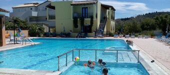 Amadeus Hawaii Studios Apts