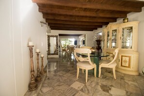 المنشأة من الداخل