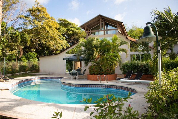 حمّام سباحة خارجي