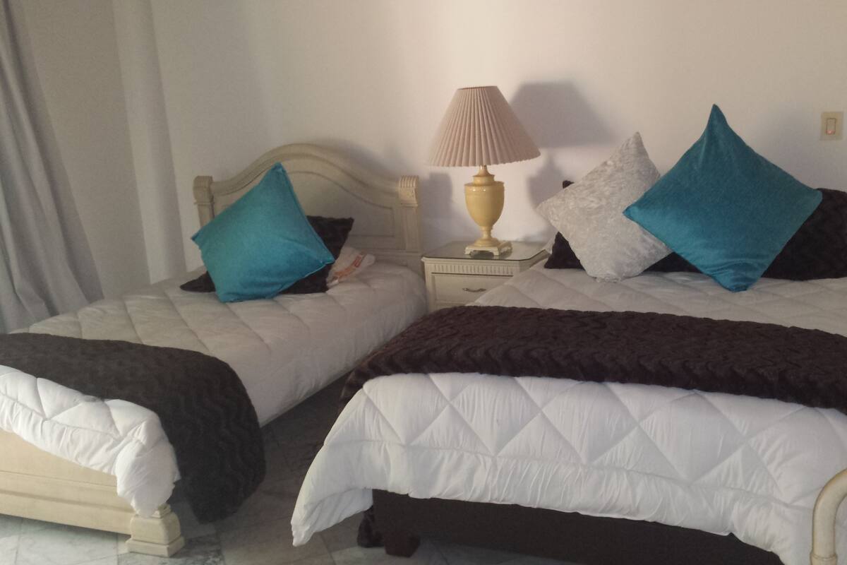 Suite | Luxe beddengoed, een minibar, een strijkplank/strijkijzer