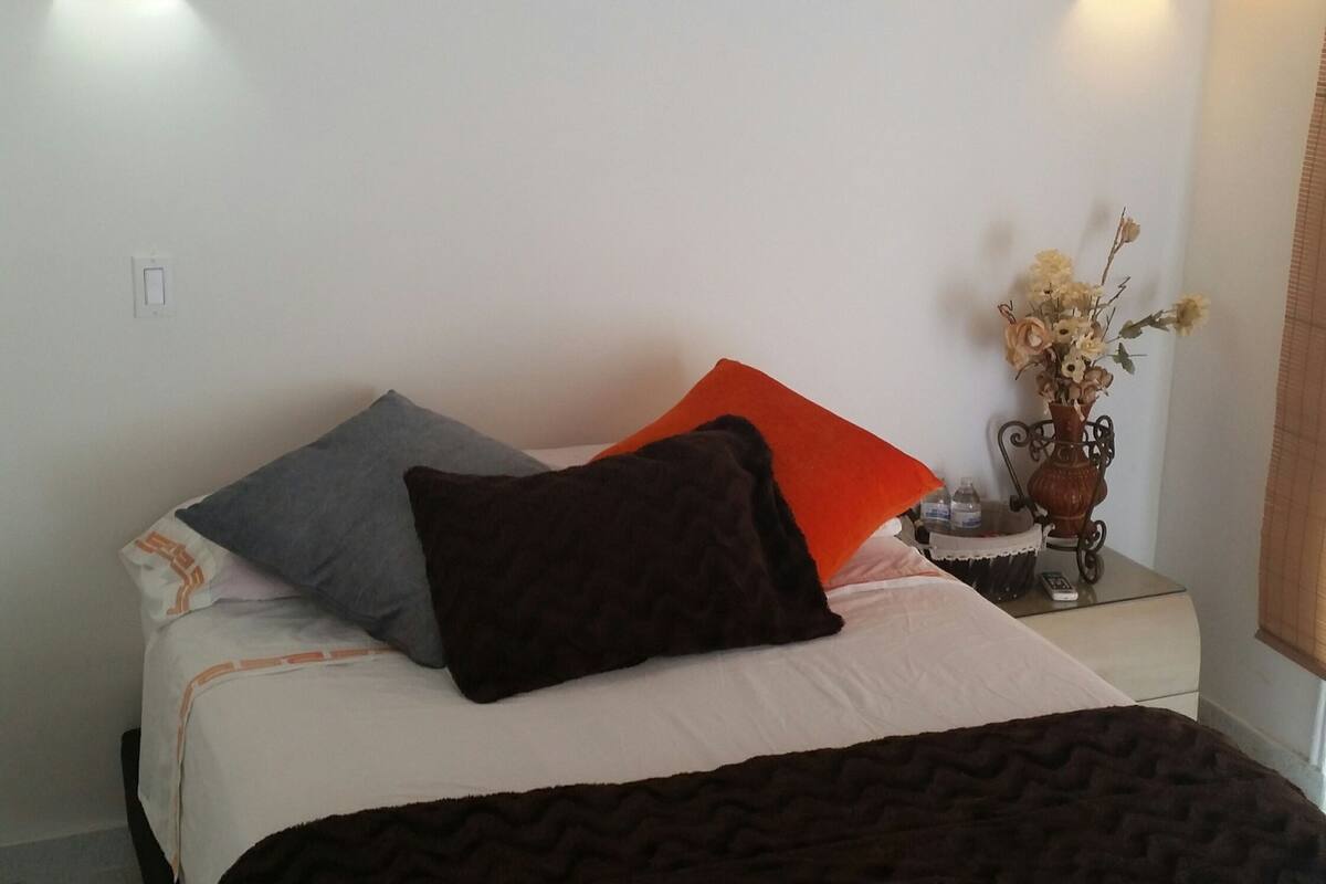 Luxe beddengoed, een minibar, een strijkplank/strijkijzer