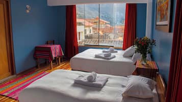 Habitación panorámica con 1 cama doble o 2 individuales, vistas a la colina | Escritorio, tabla de planchar con plancha, wifi gratis y ropa de cama