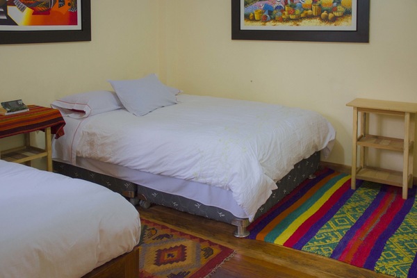 Escritorio, tabla de planchar con plancha, wifi gratis y ropa de cama