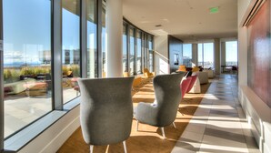 Un espacio interior amplio con ventanas grandes, asientos modernos y vistas al exterior.