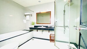 Business Suite | Bathroom | Free toiletries, hair dryer, bathrobes, slippers - Sea Pearl Hotel (Hai Phong)