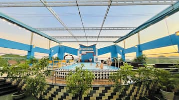 Alberca al aire libre y camastros